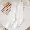 Witte JK Lolita kniekousen met hartjes jacquard patroon en kanten randafwerking - Witte Hart Kuitkousen