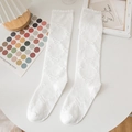 Witte JK-stijl kniekousen met vlinder jacquard textuur en golvende kanten rand - Witte Vlinder Kuitkousen
