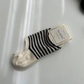 Chaussettes invisibles classiques en coton à rayures noires et blanches et talon beige - Taille unique / Blanc