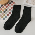 Chaussettes JK noires mi-mollet avec motif cœur texturé et bordure à volants délicate - Chaussettes Mi-hautes Cœur Noir