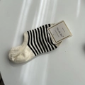 Socquettes classiques en coton à rayures noir et blanc avec talon crème et étiquette - Taille unique / Couleur Avoine