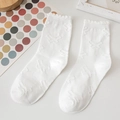 Chaussettes blanches Lolita avec jacquard papillon et bordures à volants élégantes - Chaussettes Mi-hautes Papillon Blanc