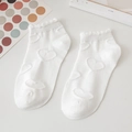 Chaussettes blanches Lolita avec motifs cœurs et bordures à volants élégantes - Chaussettes Courtes à Cœur Blanches