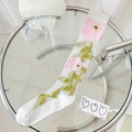 Hauchzarte weiße Kniestrümpfe mit rosa Blumenmustern und grünen Blättern für Damen - Einheitsgröße / Rosa Blumenmuster