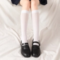 Calcetines altos blancos de terciopelo estilo JK con zapatos Mary Jane negros - Largo hasta la rodilla / Blanco