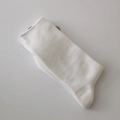 Klassische weiße wadenhohe Rippsocken aus weichem Baumwollstrick für einen sauberen Look - Fein Gestreift Gebleichtes Weiß