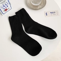Minimalistische schwarze Wadenstrümpfe aus Baumwolle mit Rippenmuster auf weißem Tisch - Damen Einheitsgröße 34-39 / Schwarz