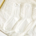 Calze bianche dolci con pizzo, fiocco di raso e bordi a volant in stile giapponese - Stile a Coste con Fiocco Grande Bianco (082 Bianco)
