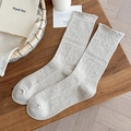 Hellgraue Baumwollsocken mit Jacquard-Muster, Wellensaum und feiner Stricktextur für Damen - Einheitsgröße / Khaki