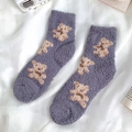 Warme lila Korallenfleece-Socken für Damen mit niedlichem Bärenmuster für den Winter - Einheitsgröße / Grau