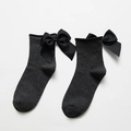 Dunkelgraue Socken im japanischen Stil mit Rollsaum und großen schwarzen Schleifen - Einheitsgröße / Dunkelgrau (Schwarze Schleife)