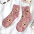 Rosa Korallenvlies-Thermosocken mit 3D-Bärenmuster auf weißem Seidenhintergrund - Einheitsgröße / Rosa