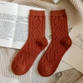 Karamellbraune Wollsocken mit Rautenmuster-Strick für Herbst und Winter - Einheitsgröße / Burgunderrot