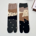 Japanische Zwei-Zehen-Socken aus Baumwolle mit gepunktetem Farbmuster in Braun - Einheitsgröße / Polka-Dot-Patchwork