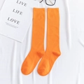 Calcetines altos minimalistas en color naranja brillante de diseño liso para mujer - Talla única / Naranja