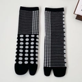 Tabi-Socken für Zehentrenner mit schwarz-weißen Streifen und Punkten aus Baumwolle - Einheitsgröße / Schwarze Polka Dots