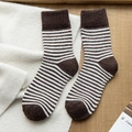Gestreifte braun-weiße Frotteesocken für Damen, dick gestrickt für Wärme im Winter - Kaffeebraun