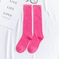 Calcetines altos color rosa fuerte liso con puños acanalados en fondo de tela - Talla única / Rosa rojo
