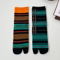 Japanische Tabi-Socken mit bunten Streifen und geteiltem Zehendesign aus Baumwolle - Einheitsgröße / Schwarz-Orange Streifen