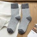 Gemütliche grau-weiß gestreifte Damen-Thermosocken mit Rippbündchen und dickem Strickgewebe - Grau