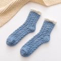 Calze da casa in pile corallo blu nebbia con bordo bianco soffice e consistenza morbida - Taglia unica / Blu