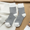 Gestreifte Damen-Socken in Schwarz-Weiß aus dickem, warmem Strickmaterial - Weiß