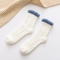 Calze spesse in pile corallo bianco sporco con bordo a balze blu scuro per l'inverno - Taglia unica / Bianco Crema