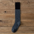 Calze al ginocchio bicolore nero e grigio scuro su sfondo in legno vintage - Taglia unica / Grigio con top nero