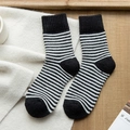 Damen Strick-Socken mit schwarz-weißen Streifen und verstärktem Fersen- und Zehenbereich - Schwarz