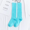 Calcetines azul cielo de mezcla de algodón en una composición plana minimalista - Talla única / Azul cielo