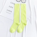 Calcetines altos de algodón verde neón para mujer con textura de punto minimalista - Talla única / Verde Neón
