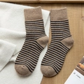 Chaussettes chaudes pour femmes à rayures marron et noires en maille douce d'hiver - Kaki & Noir Rayé