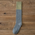 Calze alte retrò in maglia verde e grigia a contrasto per uno stile vintage - Taglia unica / Grigio con top verde