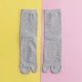 Wadenhohe graue Tabi-Socken aus Baumwolle mit geteilten Zehen und klassischem Strickmuster - Einheitsgröße / Grau