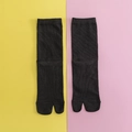 Minimalistische schwarze Tabi-Zweizehensocken aus Strickstoff für Flip-Flops - Einheitsgröße / Schwarz