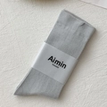 Hellgraue Baumwollsocken mit feiner Rippstruktur und minimalistischem Markenlabel - Einheitsgröße / Graublau
