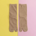 Classic khaki tabi socks with vertical ribbed texture for split-toe shoes and clogs - One Size / Light Coffee