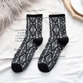 Chaussettes rétro à motif losanges noir et blanc pour un look britannique vintage - Taille unique / Noir