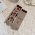 Japanische Fünf-Finger-Socken in Beige mit süßen roten Blumen und Schleifenmuster - Einheitsgröße / Schleife