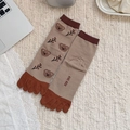 Braune und khakifarbene Zehensocken mit süßem Bärenmuster und KIKI SOX Branding - Einheitsgröße / Bär und Blume