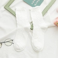 Calze bianche Lolita lavorate a maglia con bordo in pizzo e motivi a cuore - Bianco