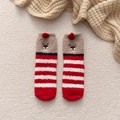 Simpatiche calze in pile a righe rosse e bianche con ricamo a orsetto e pompon 3D - Orso a Righe Rosse