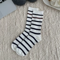 Calze a righe crema e nere con dettaglio bordeaux su morbido tappeto di peluche - Taglia unica / Bianco con strisce blu e rosse
