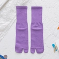 Calze tabi viola a due dita con polsini a costine su sfondo bianco decorativo - Taglia unica / Viola