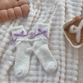 Calcetines blancos de forro polar coral con un dulce lazo de satén lavanda y blanco - Talla única / Blanco