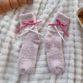 Calcetines de forro polar coral rosa para mujer con lazos sobre fondo de felpa - Talla única / Rosa Púrpura