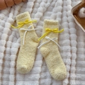 Calcetines de forro polar coral amarillo pálido con dulces lazos decorativos - Talla única / Amarillo