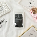 Schwarze japanische Baumwollsocken mit Spitzenbesatz und Schleife in Minimal-Verpackung - Damen Einheitsgröße 35-39 / Schwarz