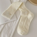 Calcetines altos de punto acanalado blanco crema con hebilla ovalada de metal dorado - Talla única / Blanco Crema