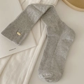 Calcetines altos grises con rayas verticales y hebilla decorativa de metal dorado lateral - Talla única / Gris claro